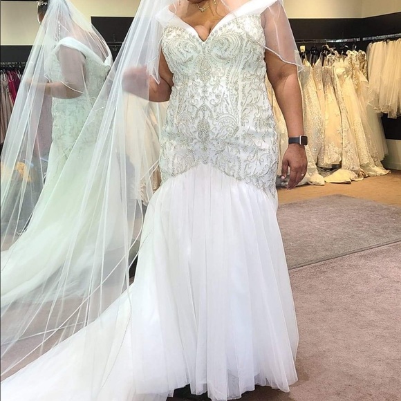 Wedding dress - Picture 2 of 3